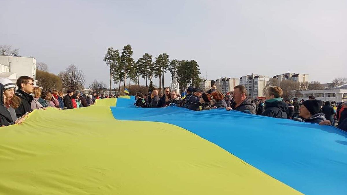 В Славутиче оккупанты пытались разогнать митинг, стреляя в воздух: есть раненые