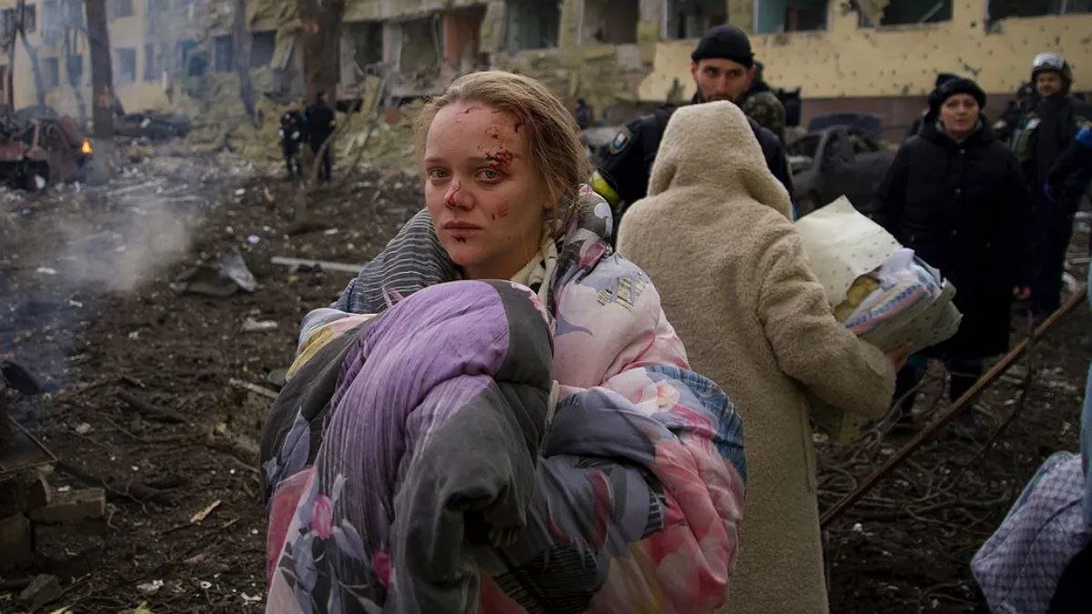 «Росіяни полювали за нами»: журналісти Associated Press, які показали світові обстріляний пологовий будинок Маріуполя, покинули місто. Як їм це вдалося