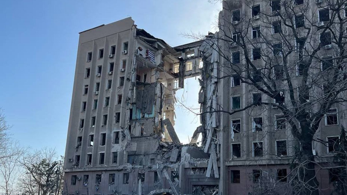 Окупанти завдали удару по адміністративній будівлі в Миколаєві: під завалами перебувають люди