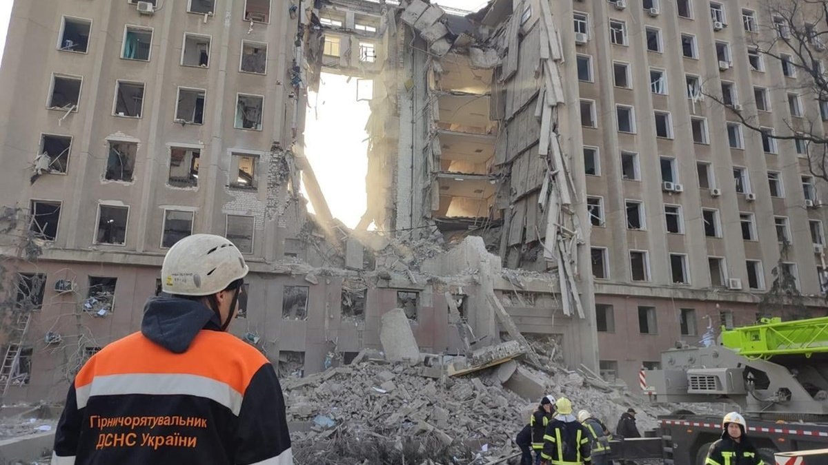 Ракетный удар по зданию ОГА в Николаеве: из-под завалов достали тела 7 погибших