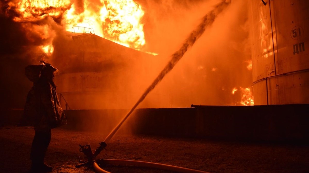 У Рівненській області досі гасять пожежу після ракетного удару по нафтобазі