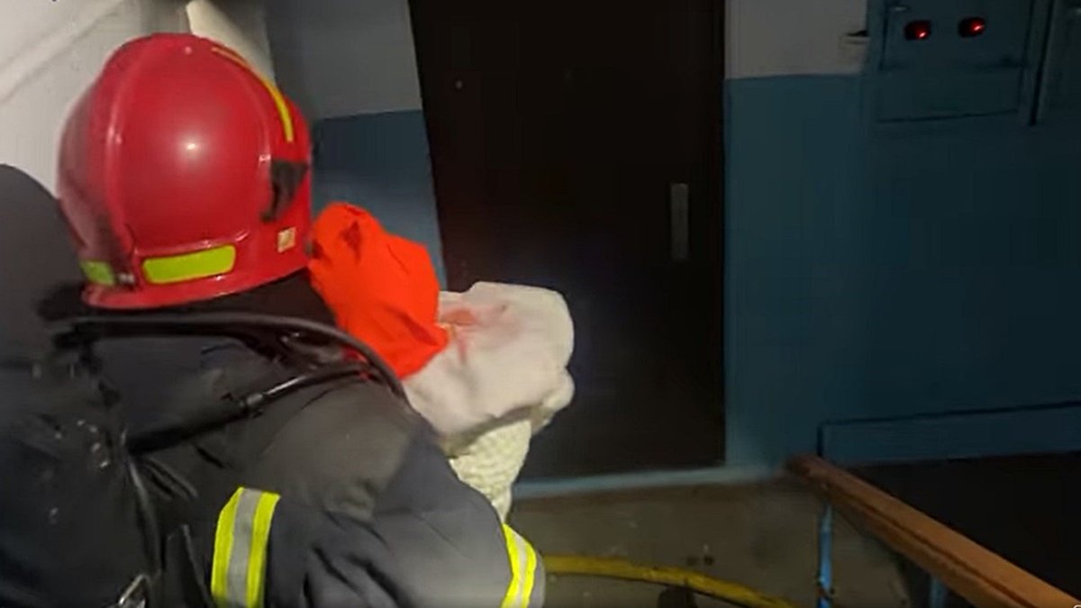 В Хмельницком загорелась квартира в многоэтажке. Среди спасённых – младенец и четверо взрослых