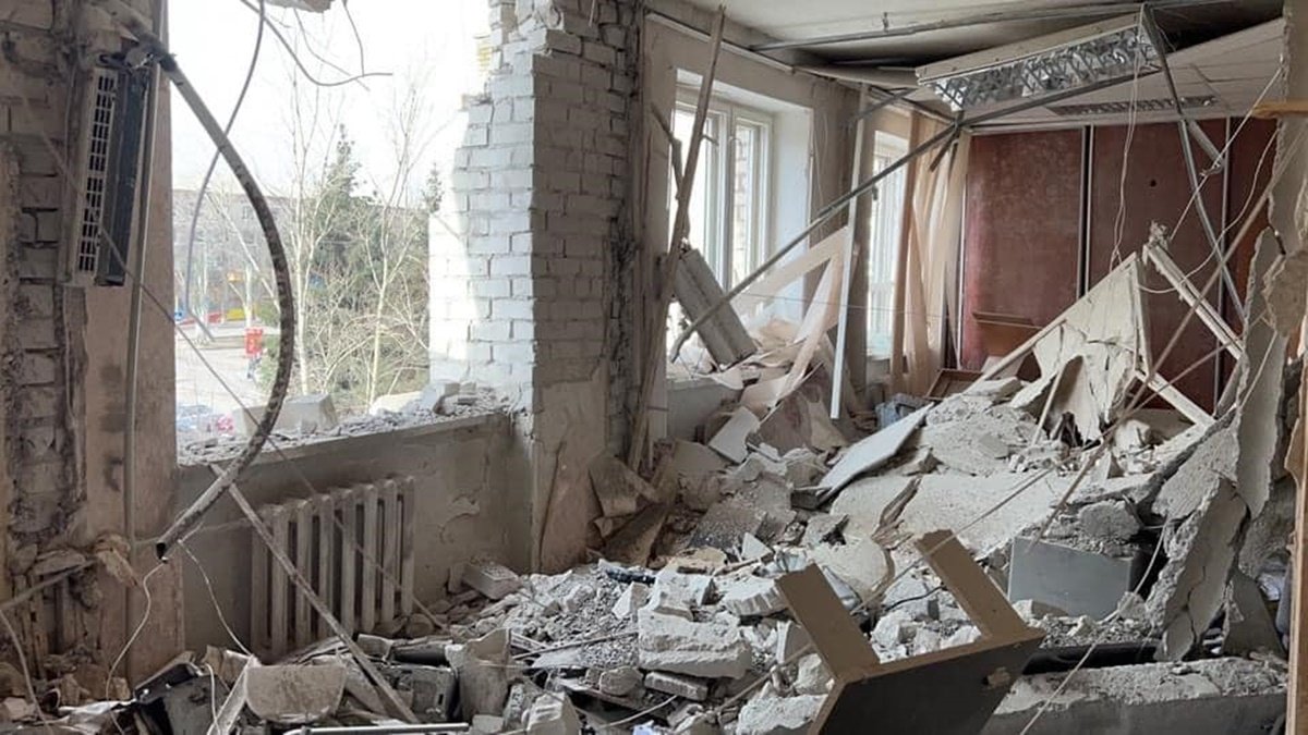 В Лисичанске семья попала под артиллерийский обстрел оккупантов: за их жизнь борются врачи
