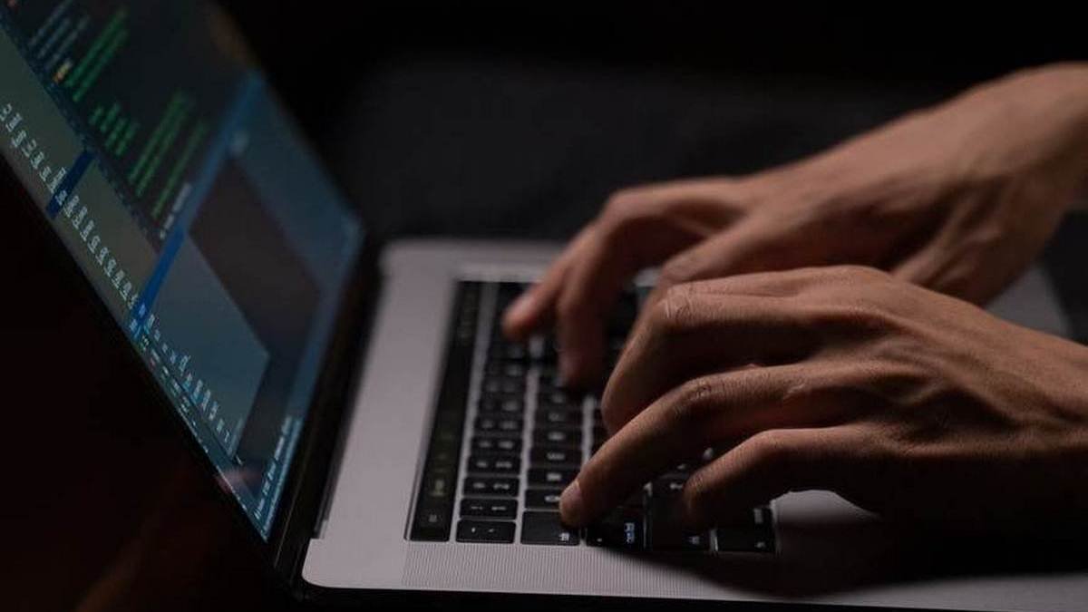 Українцям надходять листи з програмою, яка викрадає паролі та файли: як не попастись