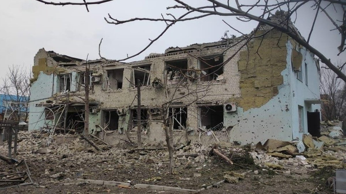 Окупанти обстріляли міськраду в Дергачах: одна людина загинула, ще троє поранено
