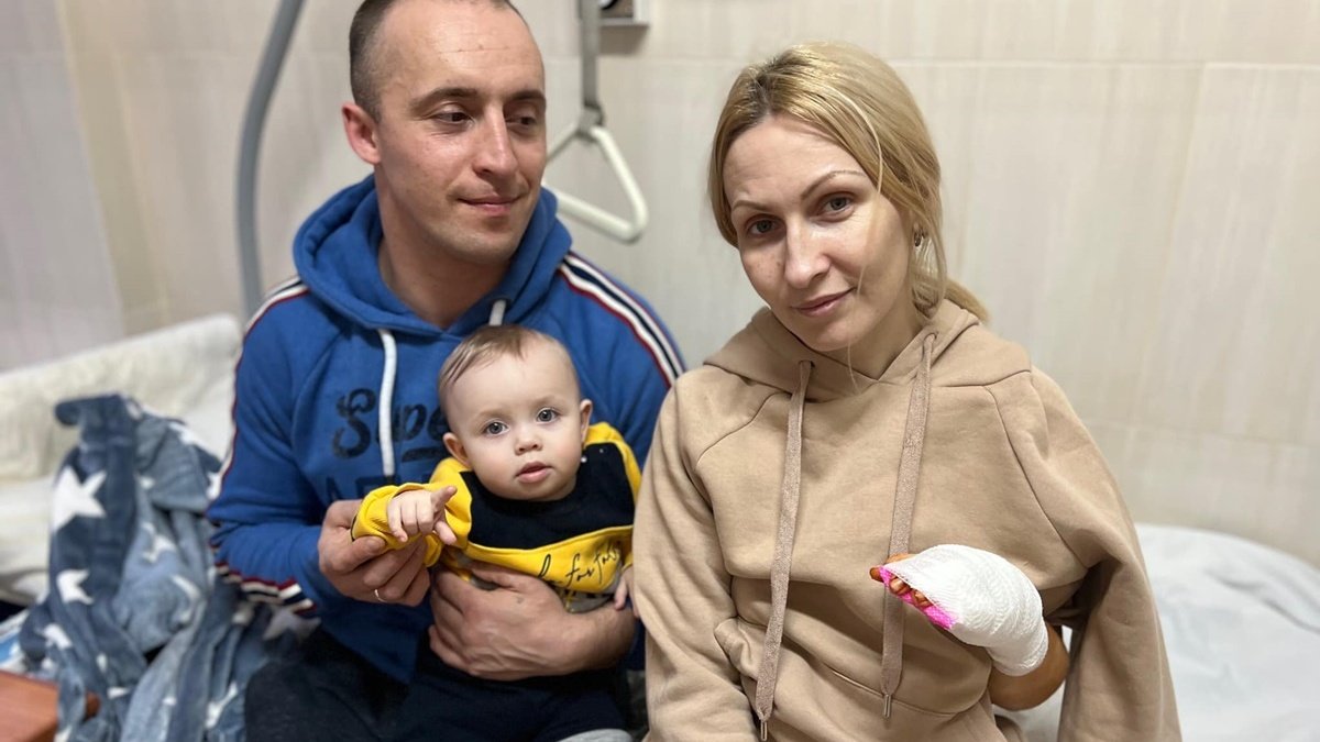 Под Гостомелем оккупанты обстреляли автомобиль: раненая женщина выбралась из горящего салона и спасла двух маленьких детей