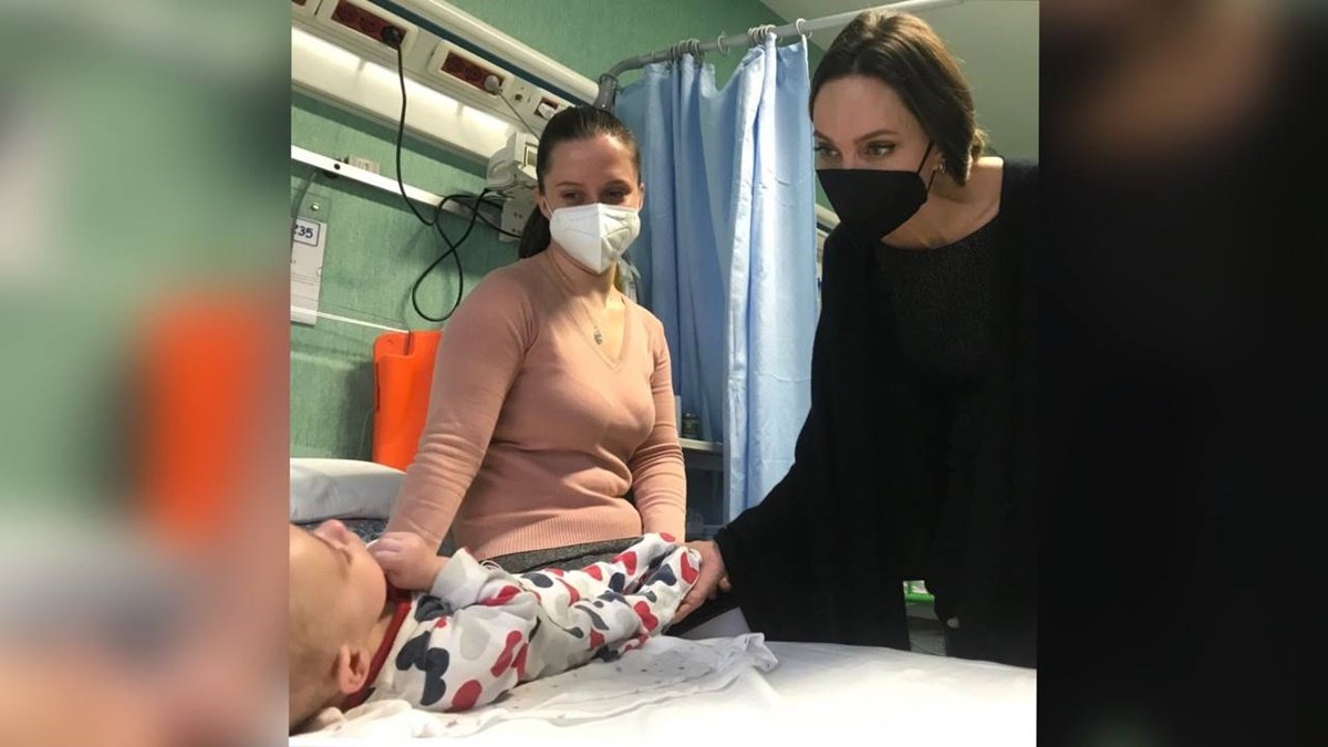 «Молюсь за прекращение войны»: Анджелина Джоли посетила больницу в Риме, где лечатся дети из Украины