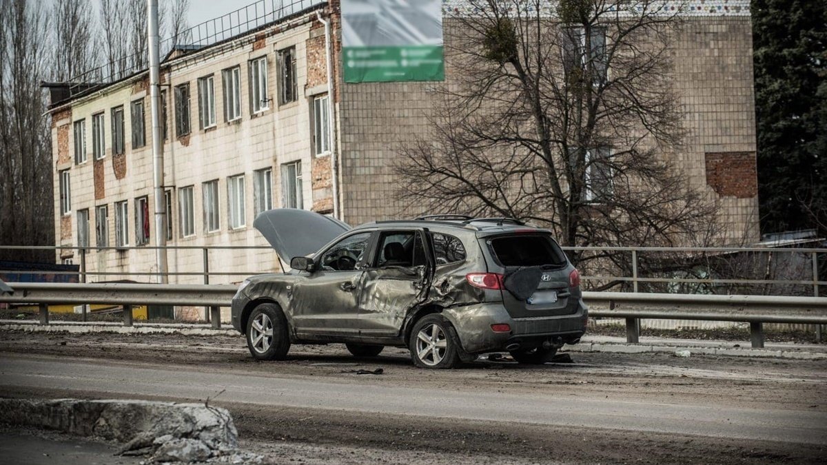 В Гостомеле оккупанты расстреляли авто, в котором ехала женщина с ребенком: мать погибла