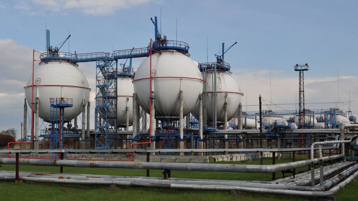Рашисты уничтожили нефтеперерабатывающий завод в Кременчуге: есть пострадавшие