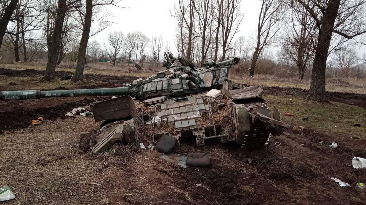 Украинские артиллеристы накрыли огнём ангар и уничтожили 40 единиц техники оккупантов