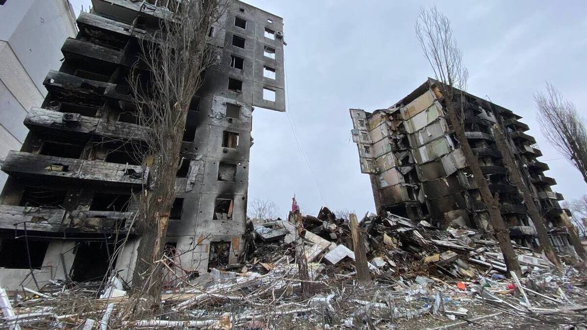 Розстрілювали мирних мешканців та будинки, блокували евакуацію та мародерствували: звірства рашистів у селищі Бородянка