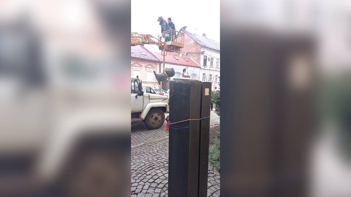 У Мукачеві демонтували пам'ятник російському поетові Пушкіну