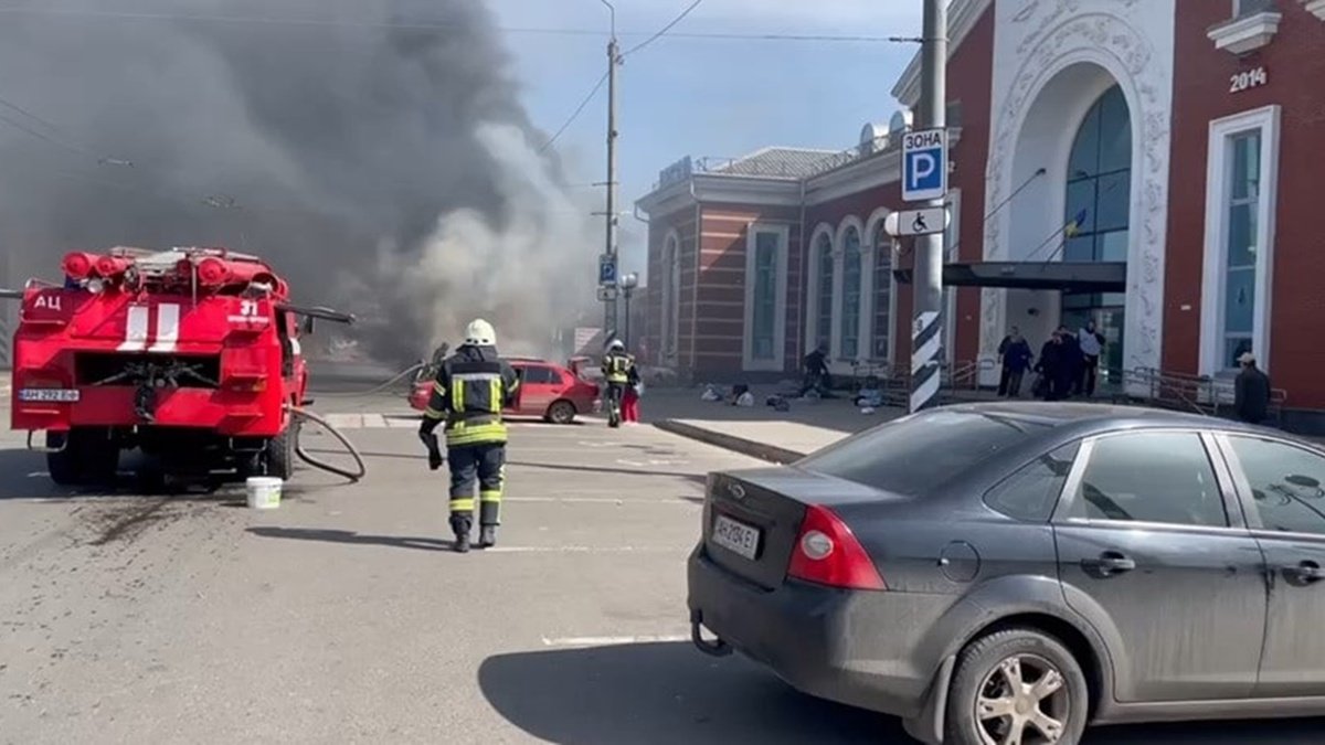 Российские боевики двумя ракетами «Точка-У» ударили по вокзалу в Краматорске: погибли около 30 человек, более 100 ранены