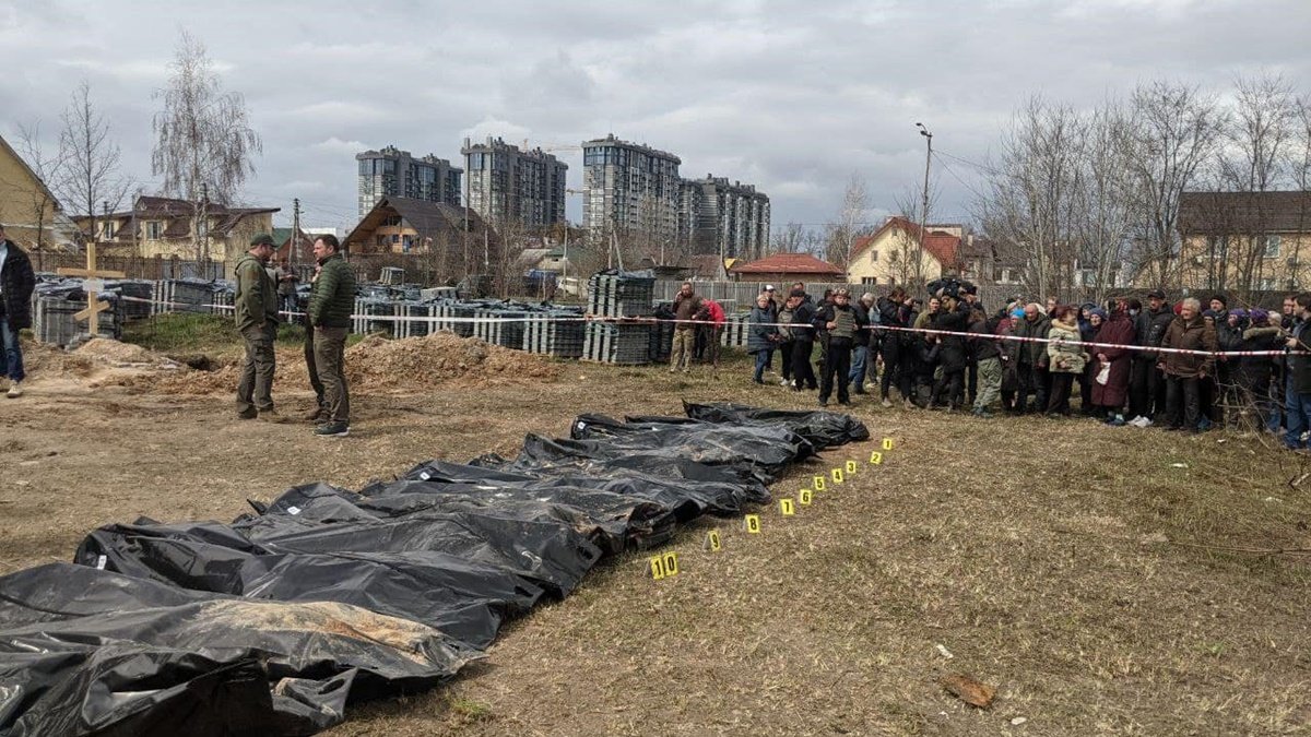 У Бучі ексгумують тіла людей, яких убили російські окупанти