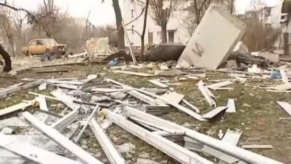 Оккупанты нанесли удар по Северодонецку: загорелся жилой дом