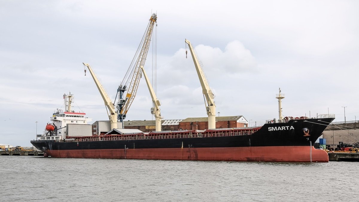 В порту Мариуполя боевики обстреляли и захватили грузовое судно под флагом Либерии: экипаж не выходит на связь