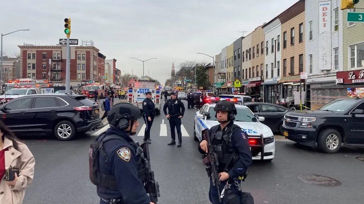 В Нью-Йорке мужчина в противогазе открыл стрельбу в метро: погибли пять человек, ещё 13 ранены