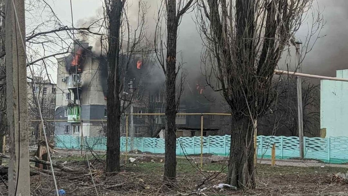Боевики продолжают обстреливать Луганскую область: удалось спасти 21 человека и сбить российский вертолёт
