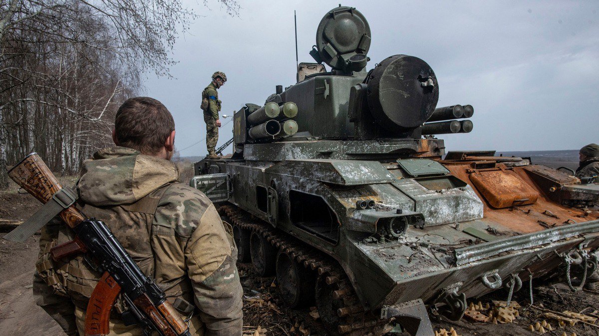 Минус 14 танков и вертолет: сколько техники потеряли российские оккупанты в Украине