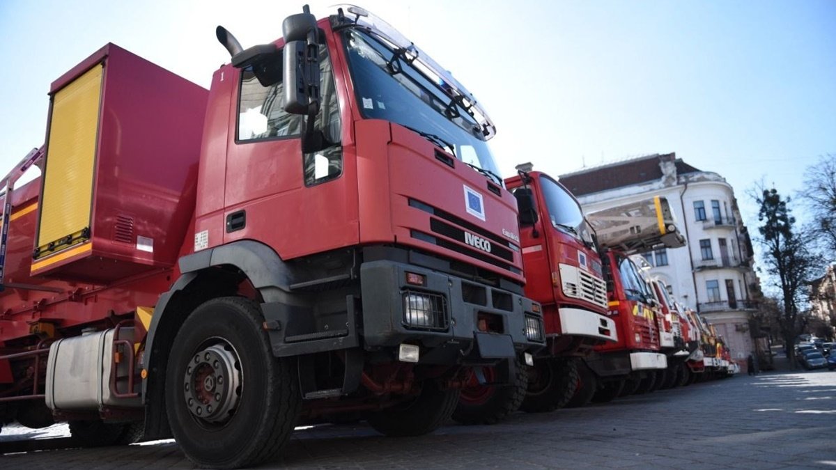 Франция передаст Украине пожарные машины и кареты скорой помощи