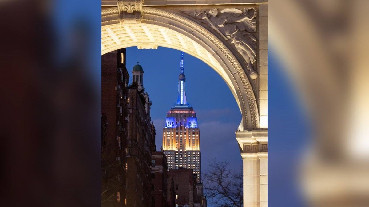 В Нью-Йорке небоскрёб каждый день будут подсвечивать жёлто-голубыми цветами