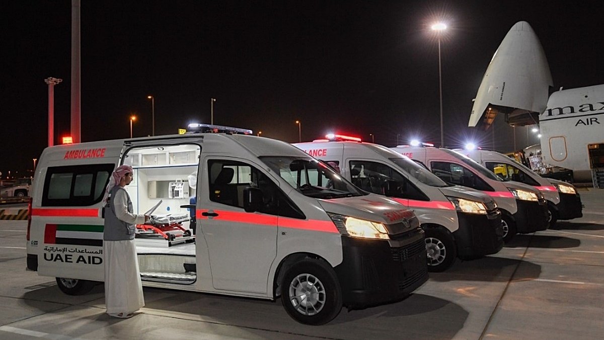 ОАЭ отправили 50 тонн гуманитарки и машины скорой помощи для Украины