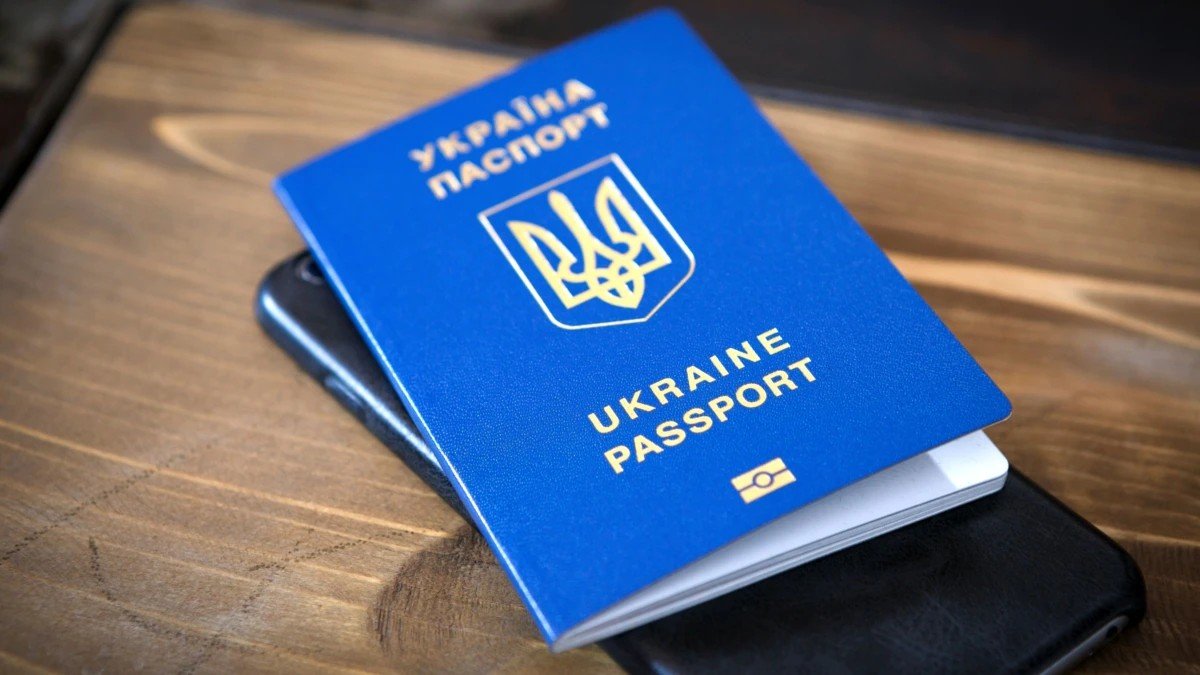 Українцям для перетину кордону з країнами ЄС необхідно мати закордонний паспорт