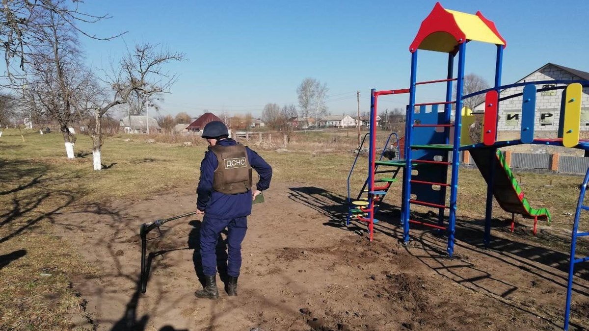 В Харькове снаряды оккупантов упали на детских площадках: погибли два мирных жителя