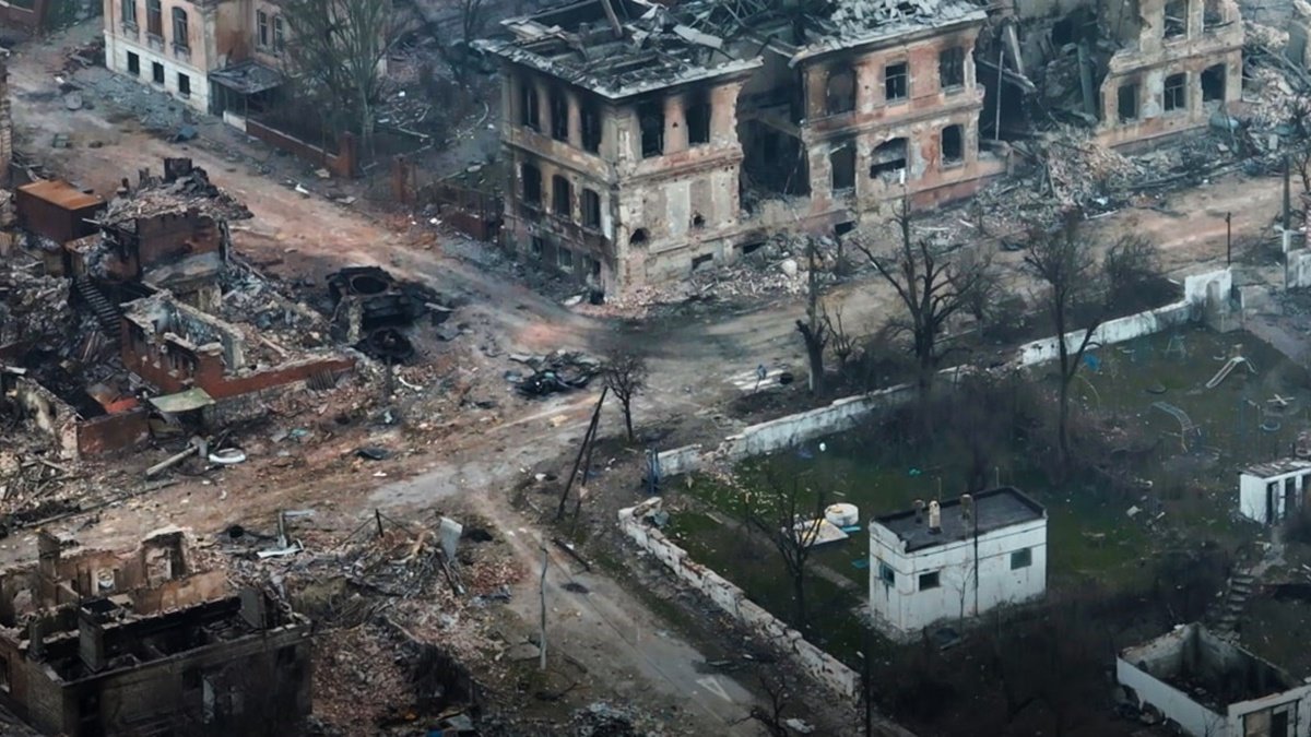 В Мариуполе боевики не только сбрасывают сверхтяжёлые бомбы на «Азовсталь», но и хаотично обстреливают жилые дома
