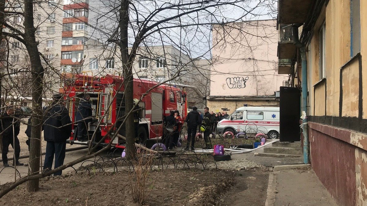 В Харькове полицейские спасли семью из горящего дома, который обстреляли боевики