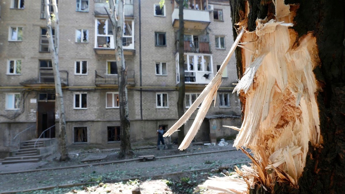 В Донецкой области снаряд оккупантов пробил крышу многоэтажки, вылетел в окно и разорвался на улице
