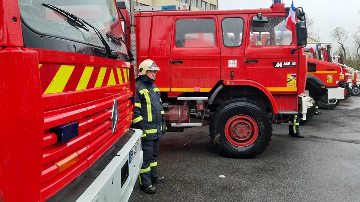 Франція передала Україні понад 20 пожежних машин