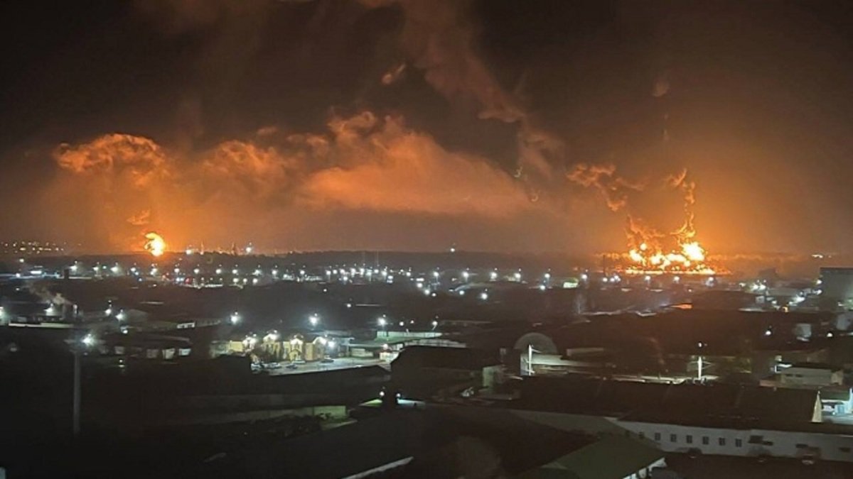 У російському місті Брянськ розпочалась велика пожежа на нафтобазі