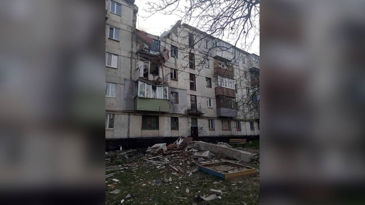 Оккупанты разрушили 7 домов и третий раз попали в нефтеперерабатывающий завод в Луганской области