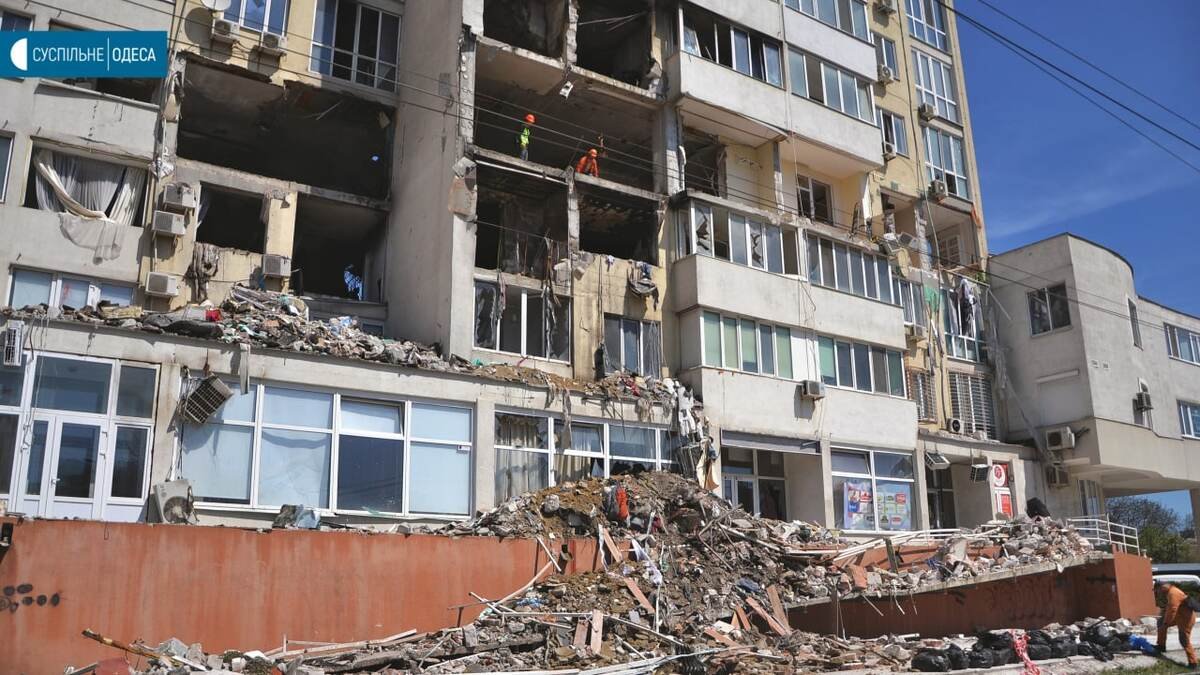 Стіни в крові та руїни замість квартир: як тепер виглядає будинок в Одесі після прильоту від «руського миру»