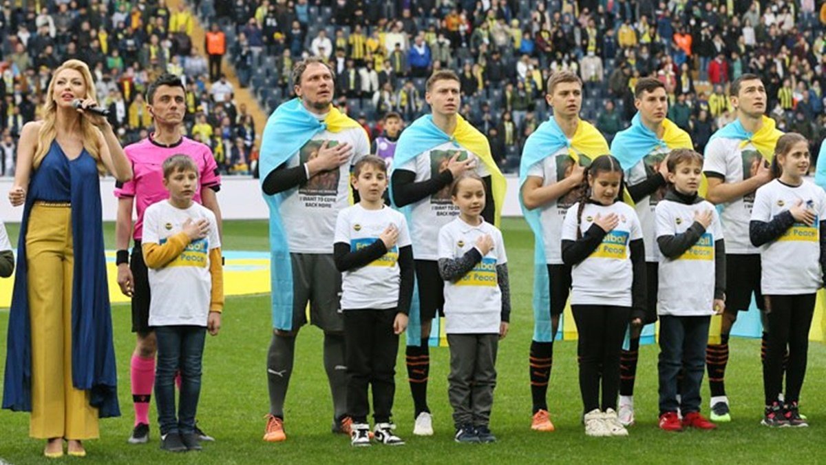 Українські футболісти за два благодійні матчі зібрали понад 8 мільйонів гривень: гроші перерахують постраждалим від війни