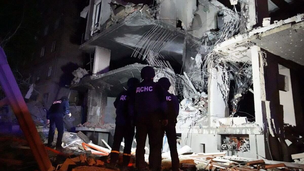 Ракетный удар рашистов по Киеву: под завалами дома нашли погибшего