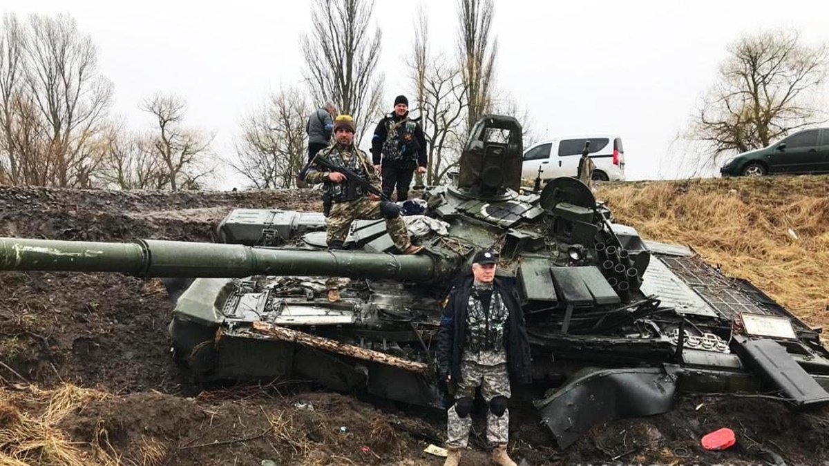 В Киевской области нашли брошенную вражескую технику и российского пулемётчика, который прятался