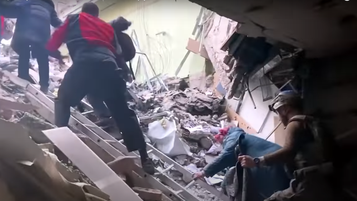 Полк «Азов» показав відео евакуації людей із бункерів «Азовсталі»