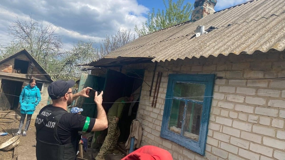 В Донецкой области российский снаряд попал в дом: женщина и трое детей чудом выжили