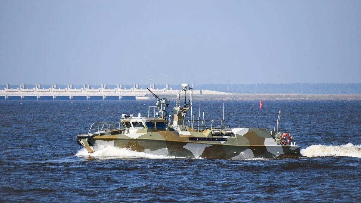 Возле острова Змеиного уничтожили два российских катера: видео