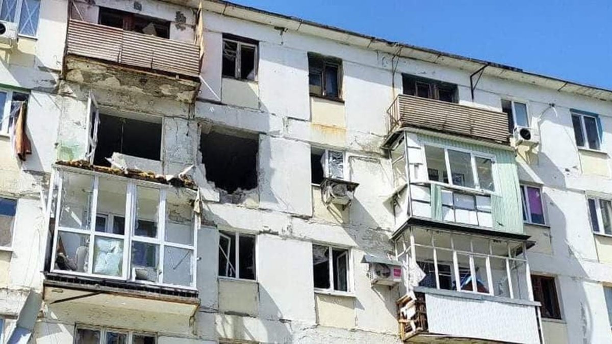 Бойовики за добу 25 разів обстріляли житлові масиви Луганської області: з-під завалів вдалося врятувати трьох людей