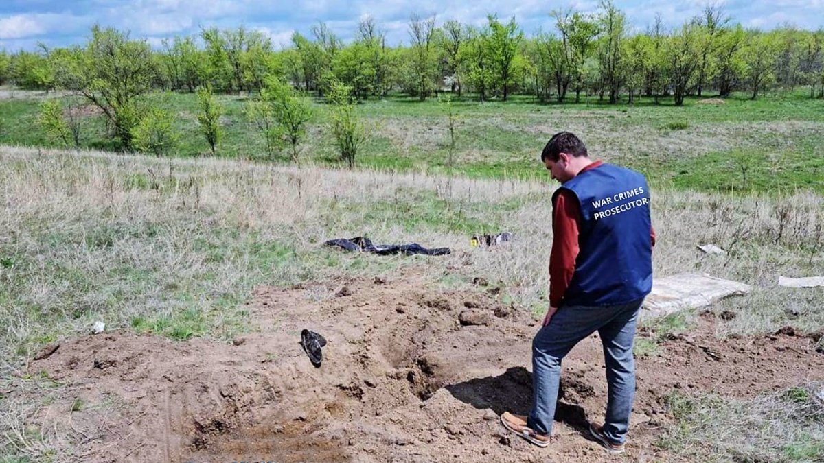 На Миколаївщині знайшли тіла двох мирних жителів: їх застрелили та закопали бойовики