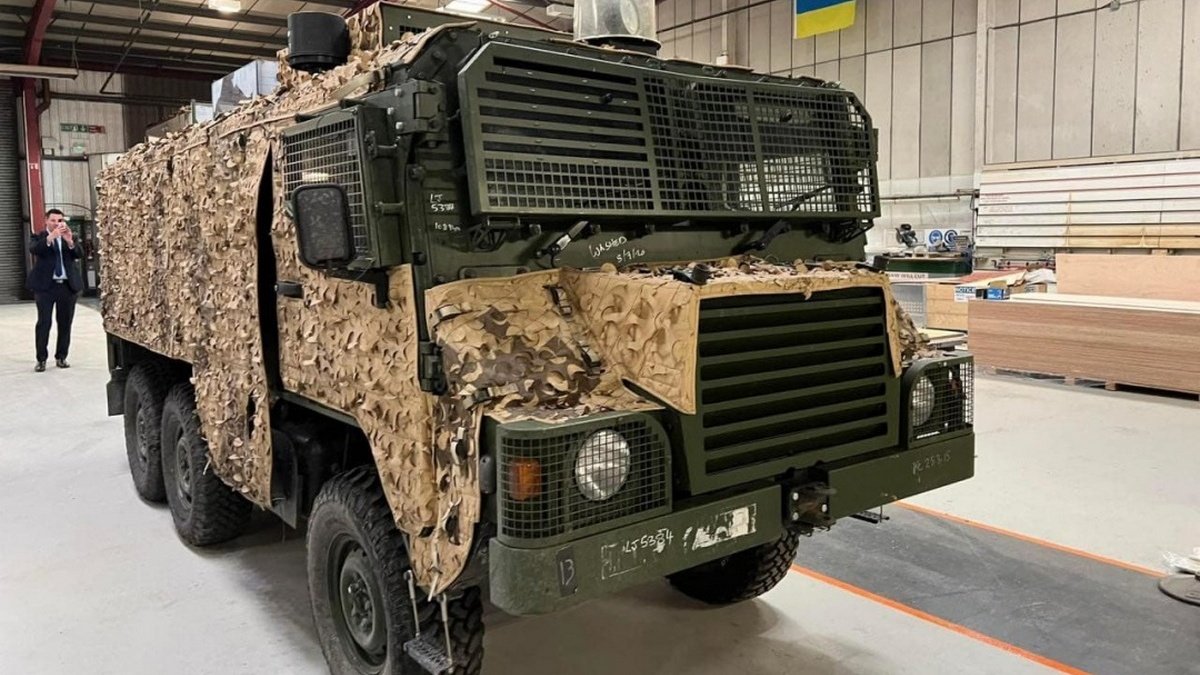 Великобританія передасть Україні 13 броньованих машин для евакуації мирних жителів