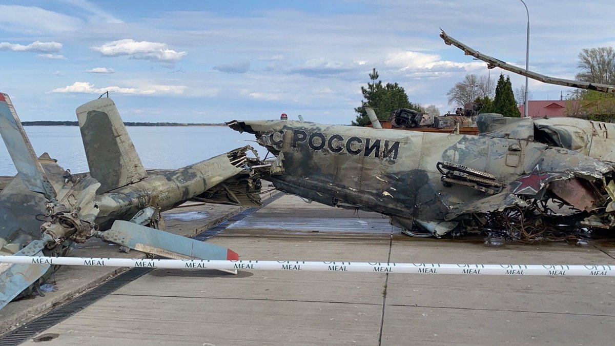 В Киевской области достали из водохранилища сбитый российский вертолёт: видео