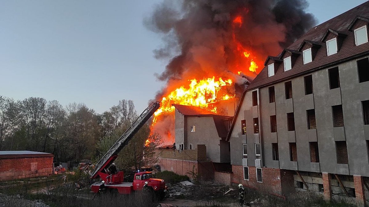 В Киеве загорелось трёхэтажное здание: эвакуировали почти 100 человек