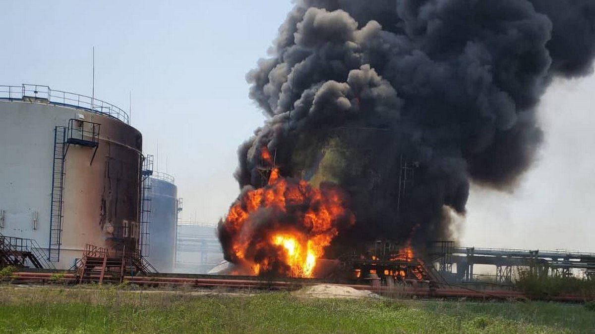 Оккупанты обстреляли нефтебазу в Лисичанске: пожар не могут потушить из-за обстрелов