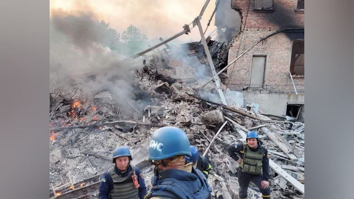 Атака оккупантов по школе в Белогоровке: из-под завалов не могут достать тела 60 погибших