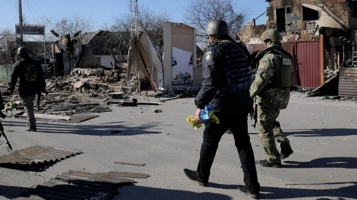 У Київській області на узбіччі знайшли тіла трьох чоловіків, яких окупанти вбили пострілами у голову