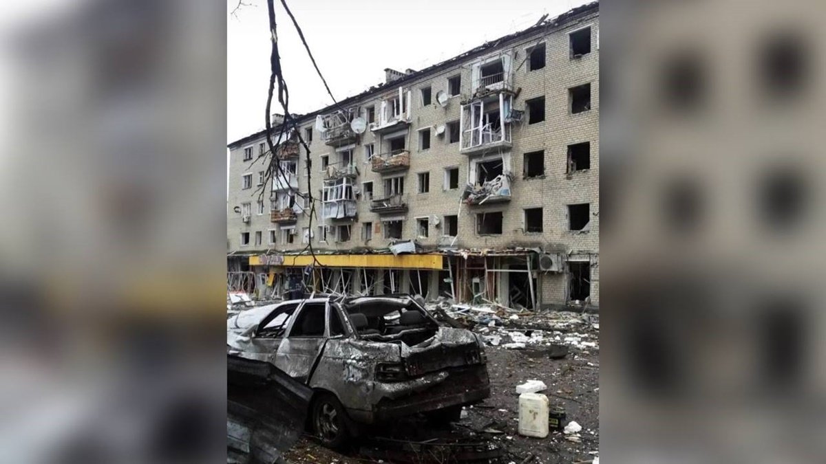 Во временно оккупированном Изюме из-под завалов пятиэтажки достали тела 44 погибших